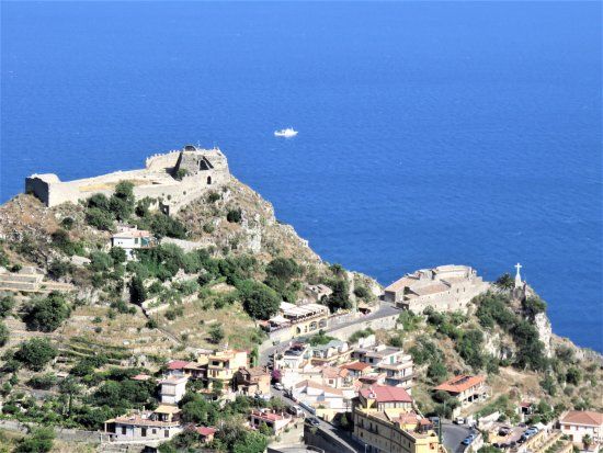 Castello Saraceno Casteltaormina via Crucis